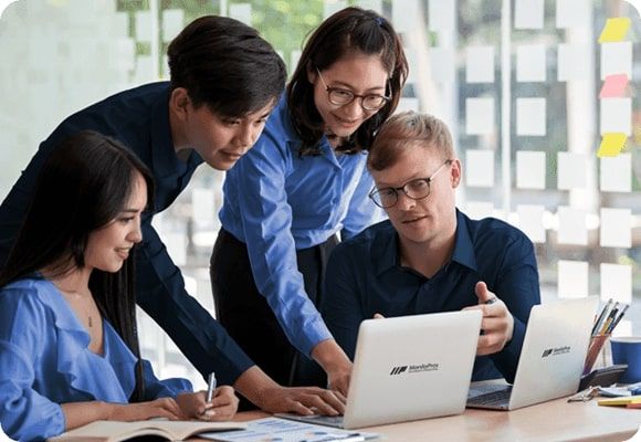 A team of customer support service Pro talking to a client online