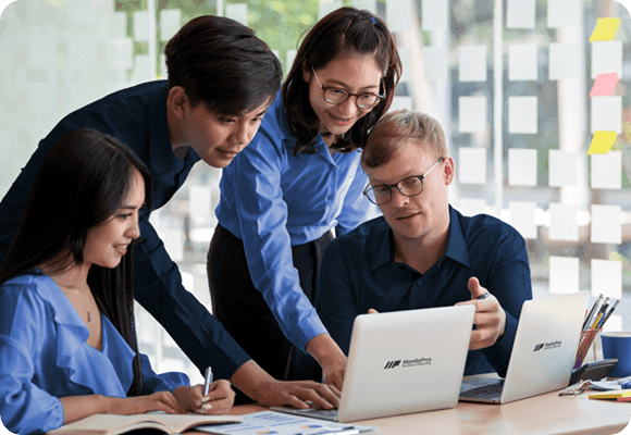 A team of customer support service Pro talking to a client online